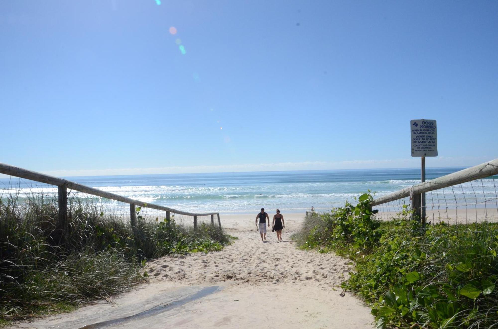 Golden Riviera Absolute Beachfront Resort Gold Coast Exterior foto