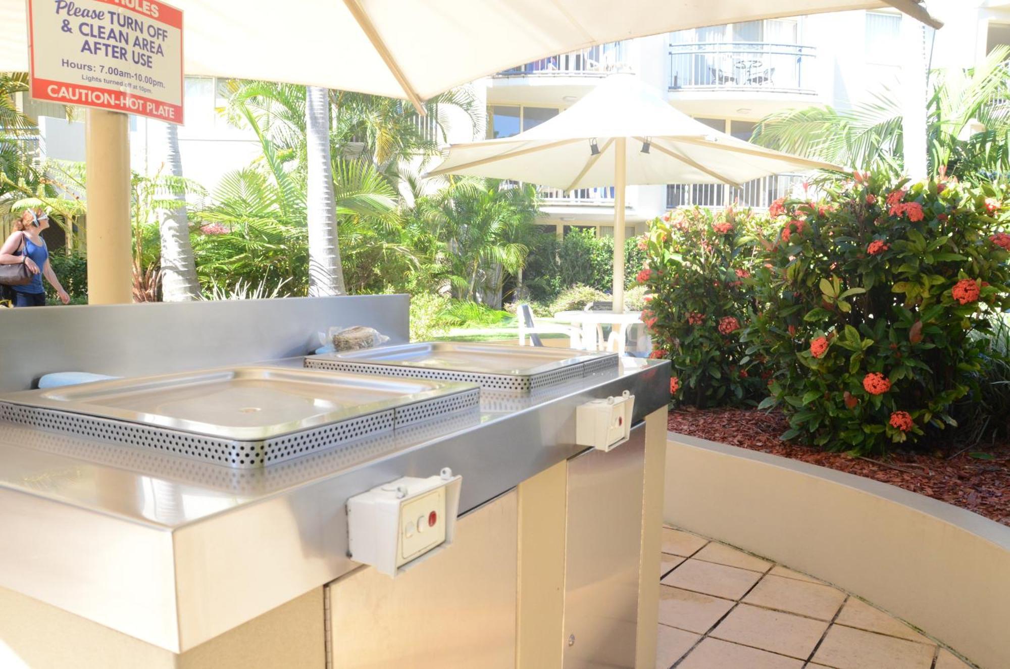 Golden Riviera Absolute Beachfront Resort Gold Coast Exterior foto